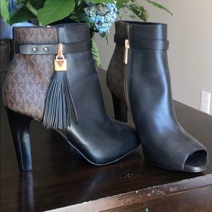 Winslow leather and logo open- toe ankle boot